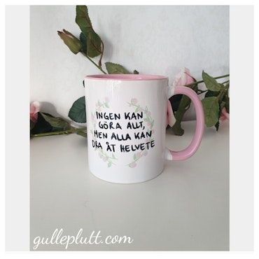 Rosa Mugg med citat "Ingen kan göra allt, men alla kan dra åt helvete" Blomkrans