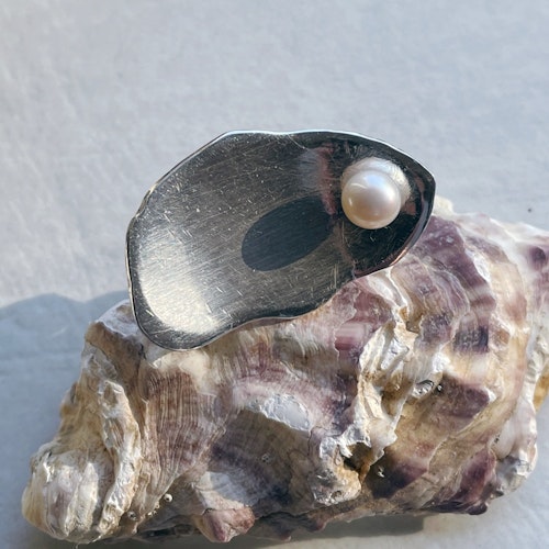 Ostron II mellanstor ring med pärla (görs på beställning)