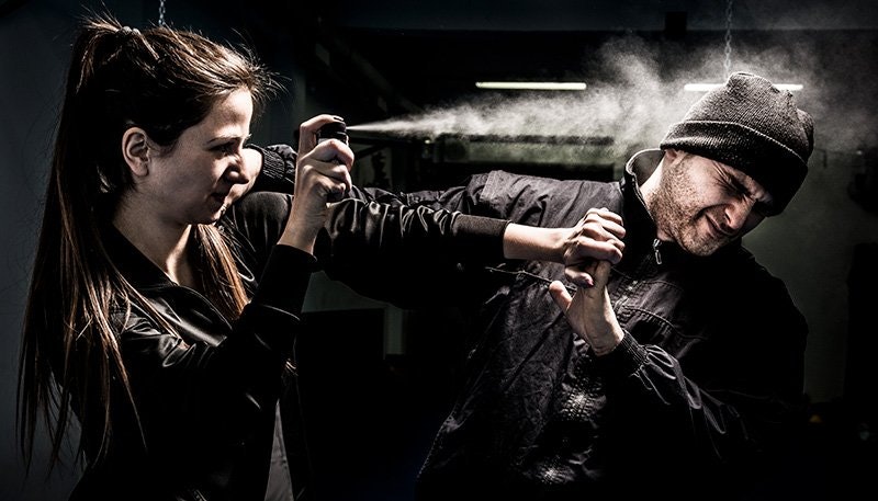 Vad är skillnaden mellan pepparspray och försvarsspray?
