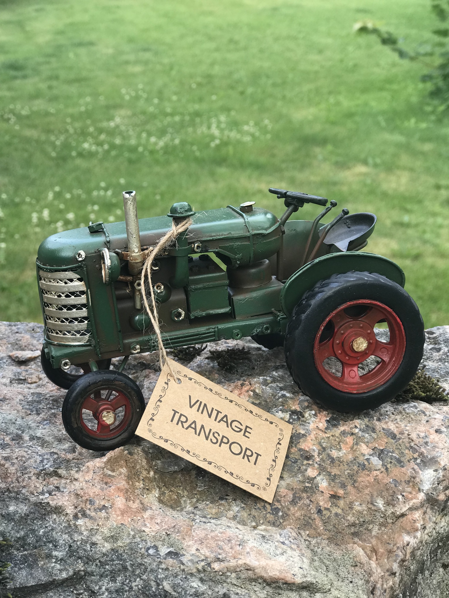 Vintage grön traktor i plåt