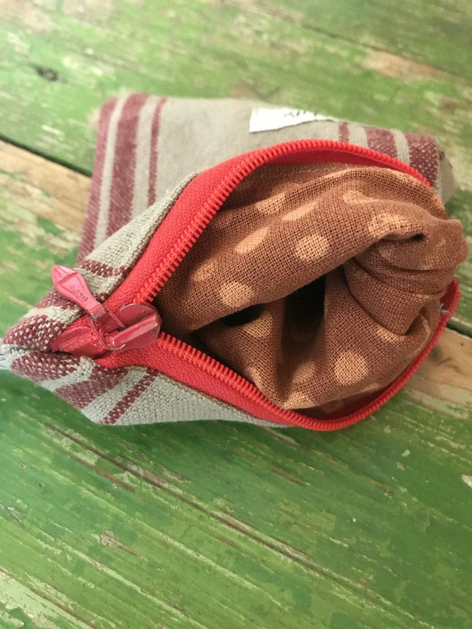 Liten Randig väska beige, röd.