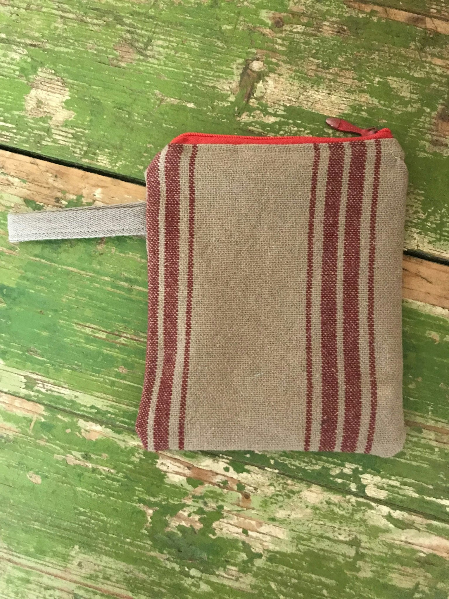 Liten Randig väska beige, röd.