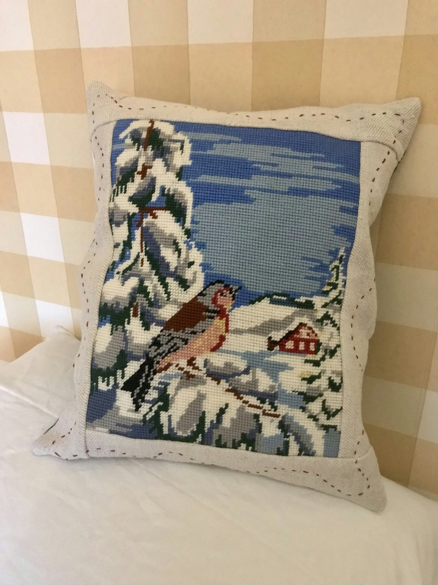 Liten Kudde / Handbroderat Rödhake