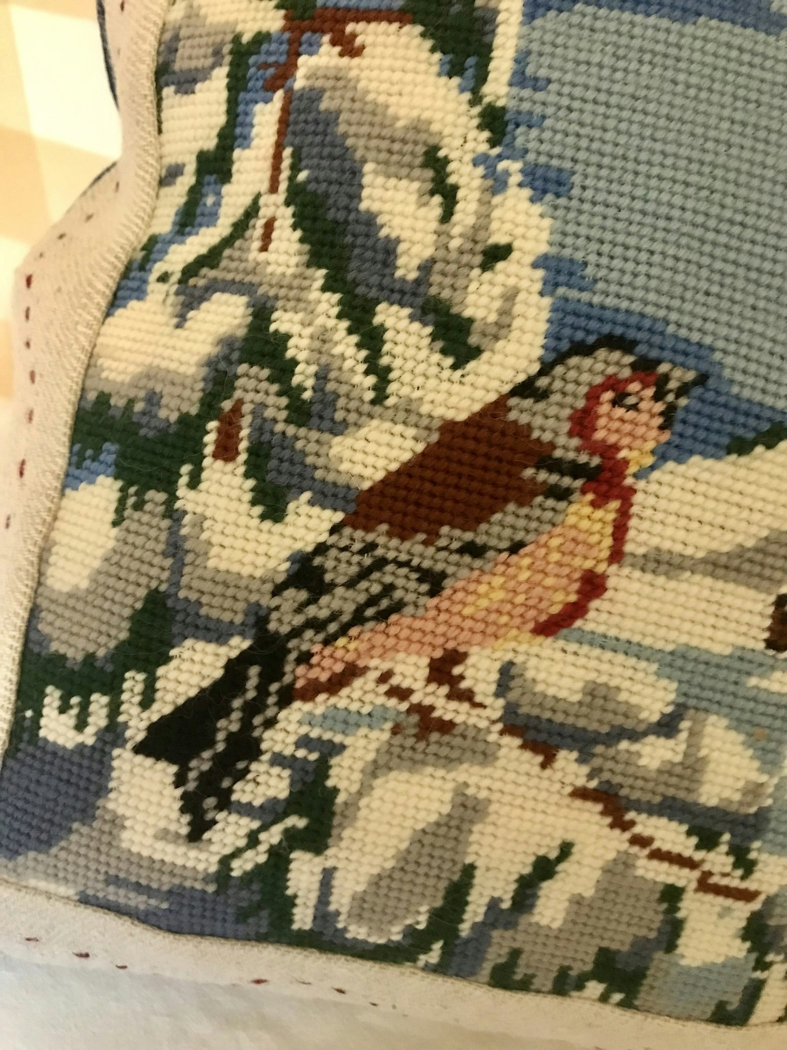 Liten Kudde / Handbroderat Rödhake
