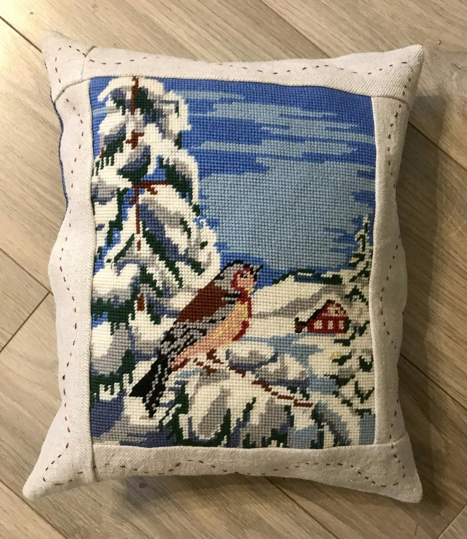 Liten Kudde / Handbroderat Rödhake