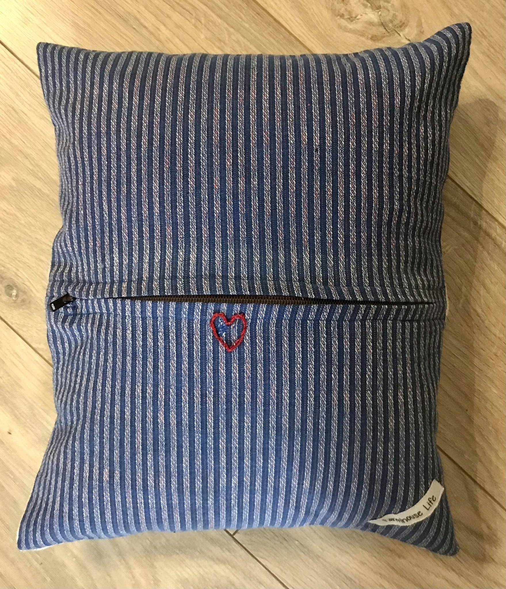 Liten Kudde / Handbroderat Rödhake