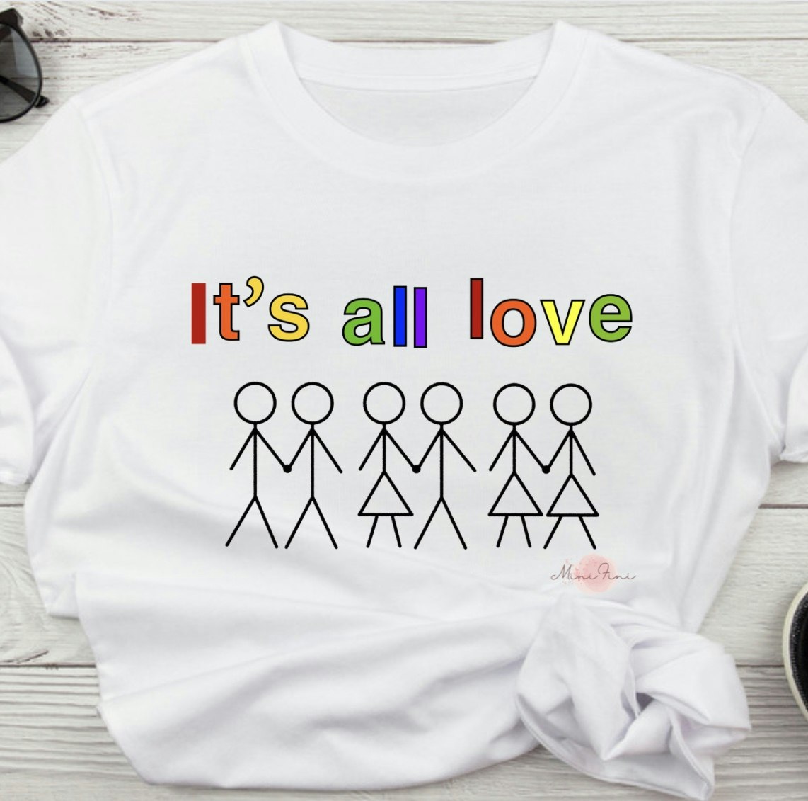 T-shirt/Topp It's all love från MiniFini Design inkl två armband