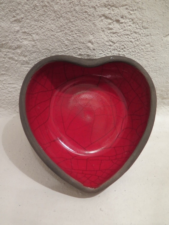 skål hjärta i raku, röd glasyr, hjärtformat