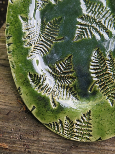 keramikfat med grön glasyr, stengods, tryckt mönster, ormbunke, mossmönster