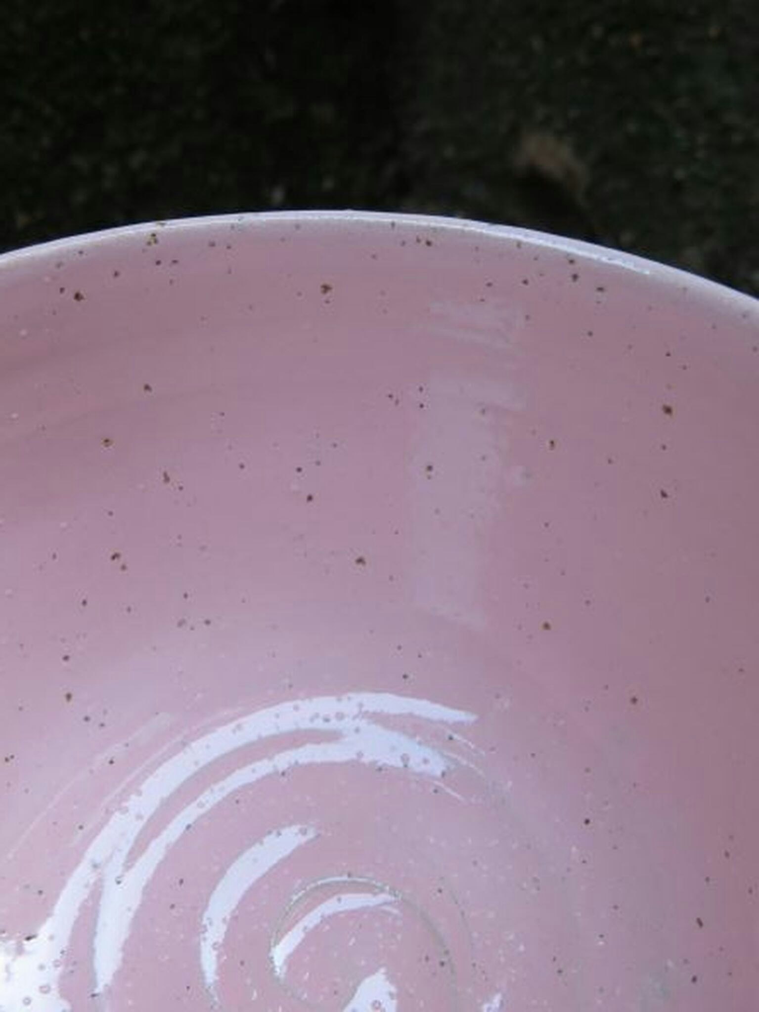 Kopp Mårbacka med fat, rosa kopp med grönt fat inspiration från mårbacka-pelargonen