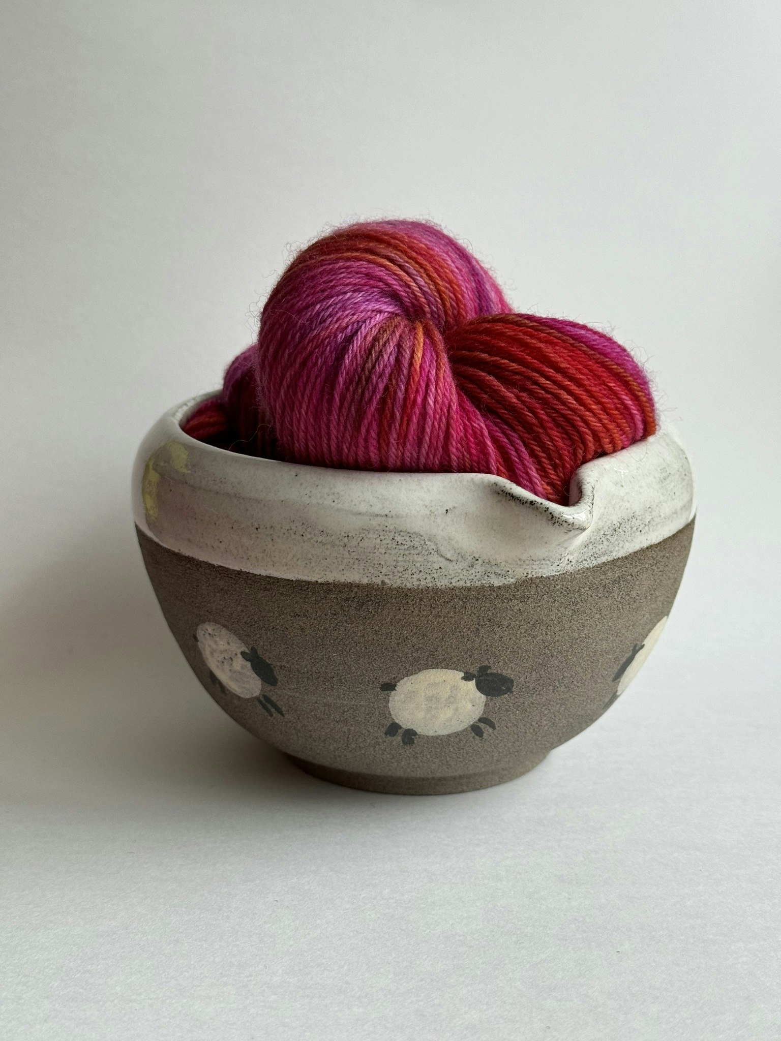 Garn- och keramikpaket, innehåller handfärgat ullgarn och en drejad keramikskål av stengods, dekorerad med små ulliga får