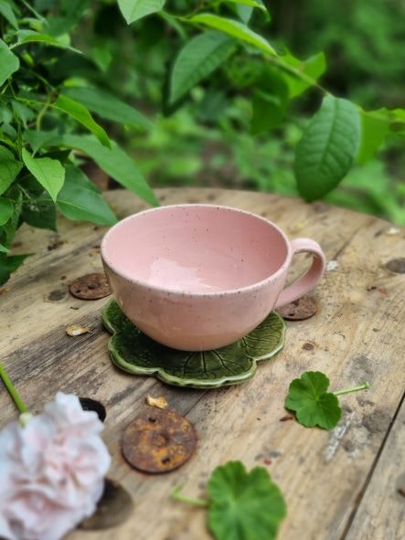 Stor drejad kopp i stengods med rosa glasyr, Mårbacka-pelargon som inspiration, keramikfat i form av ett pelargonblad, grön glasyr