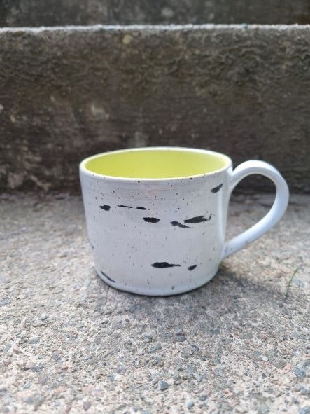 Drejad kopp i stengods, inspiration från vårbjörken, näver, björk