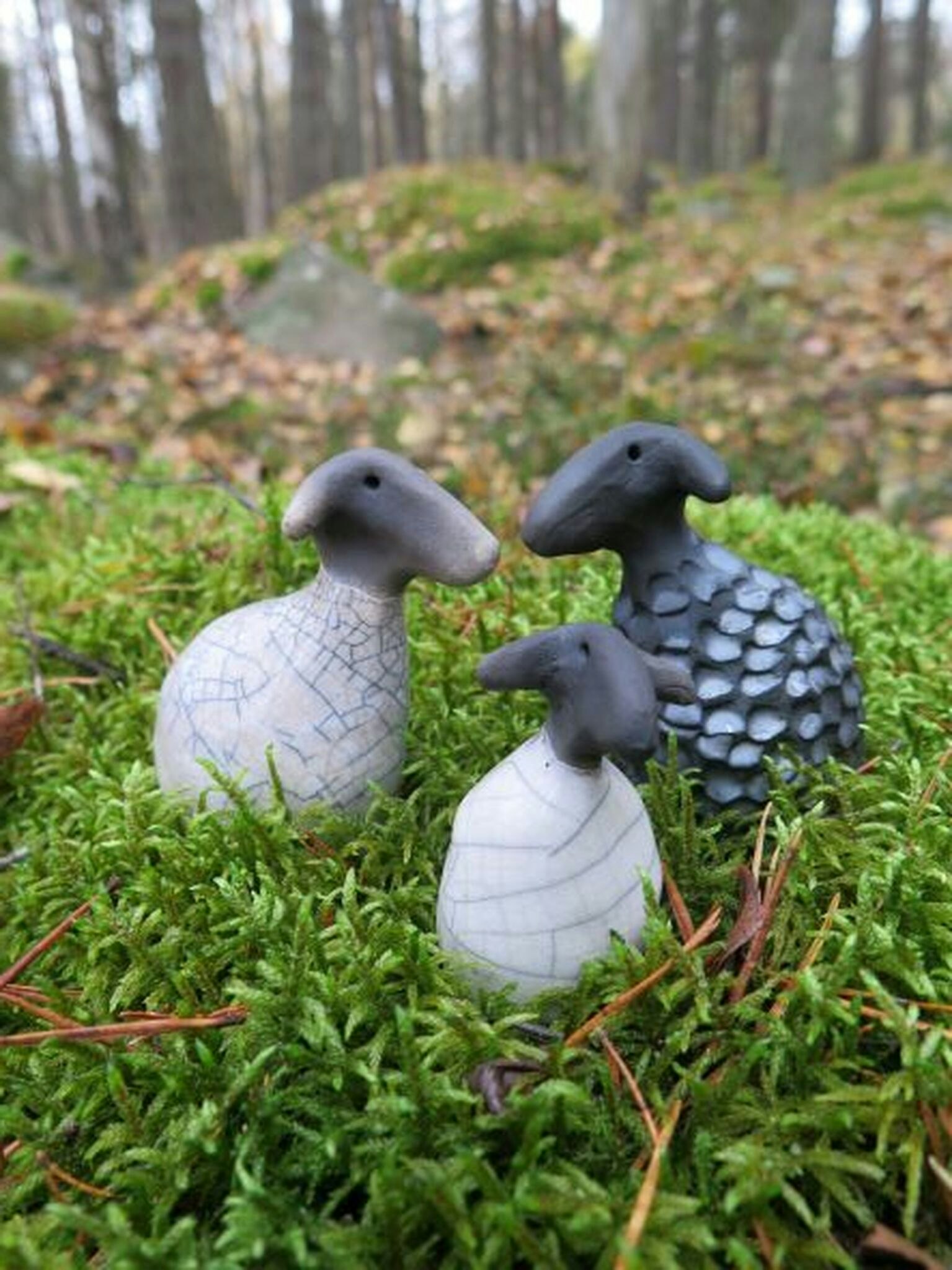 Keramikfår, raku, rakufår, handknådade, fårfamilj, keramik, hantverk, design