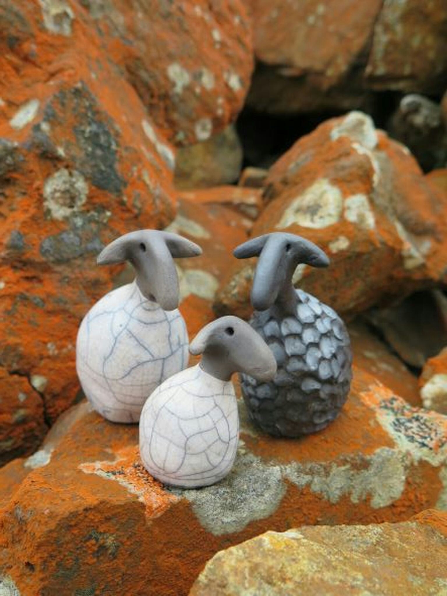 Keramikfår, raku, rakufår, handknådade, fårfamilj, keramik, hantverk, design