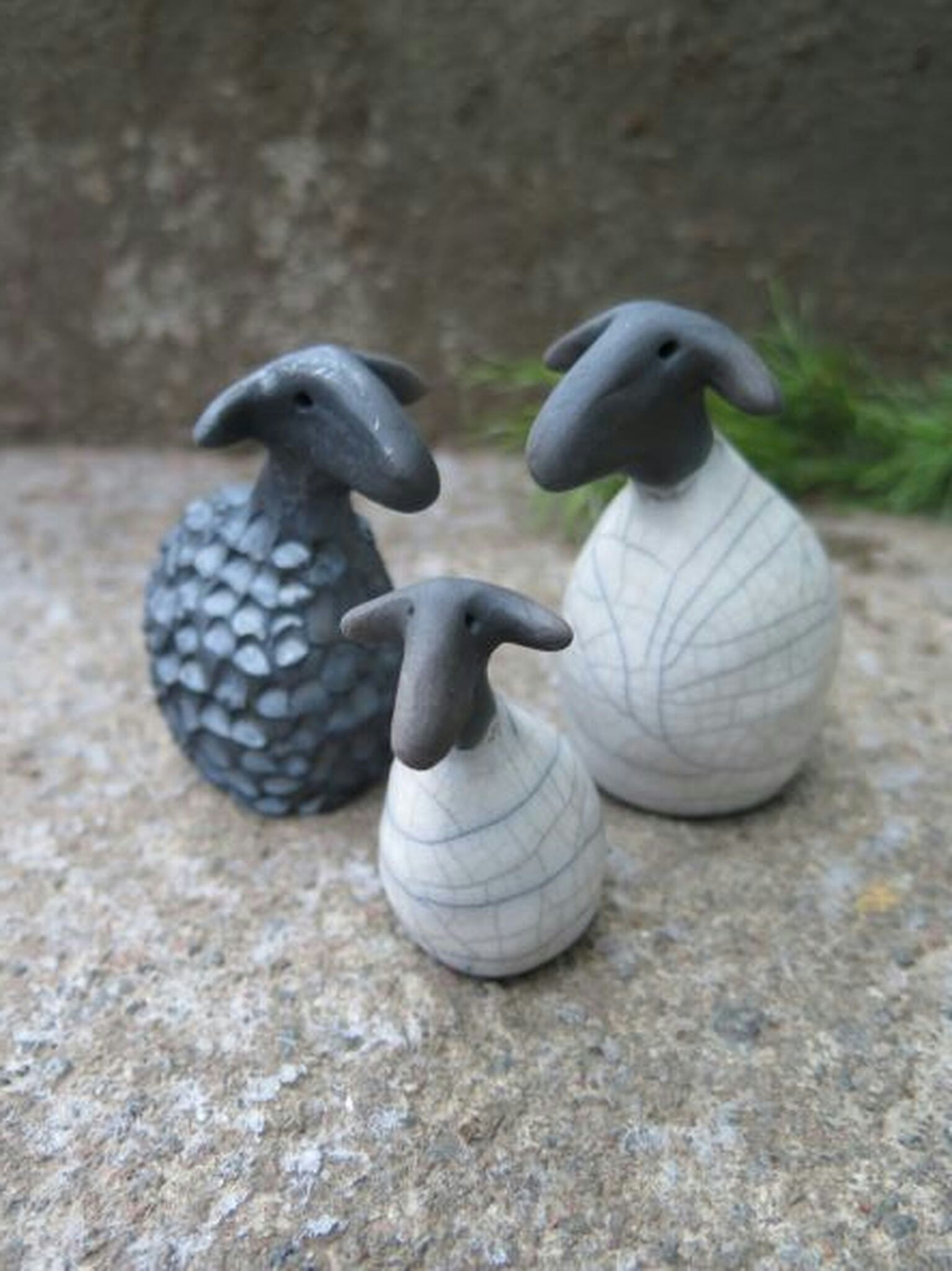 Keramikfår, raku, rakufår, handknådade, fårfamilj, keramik, hantverk, design