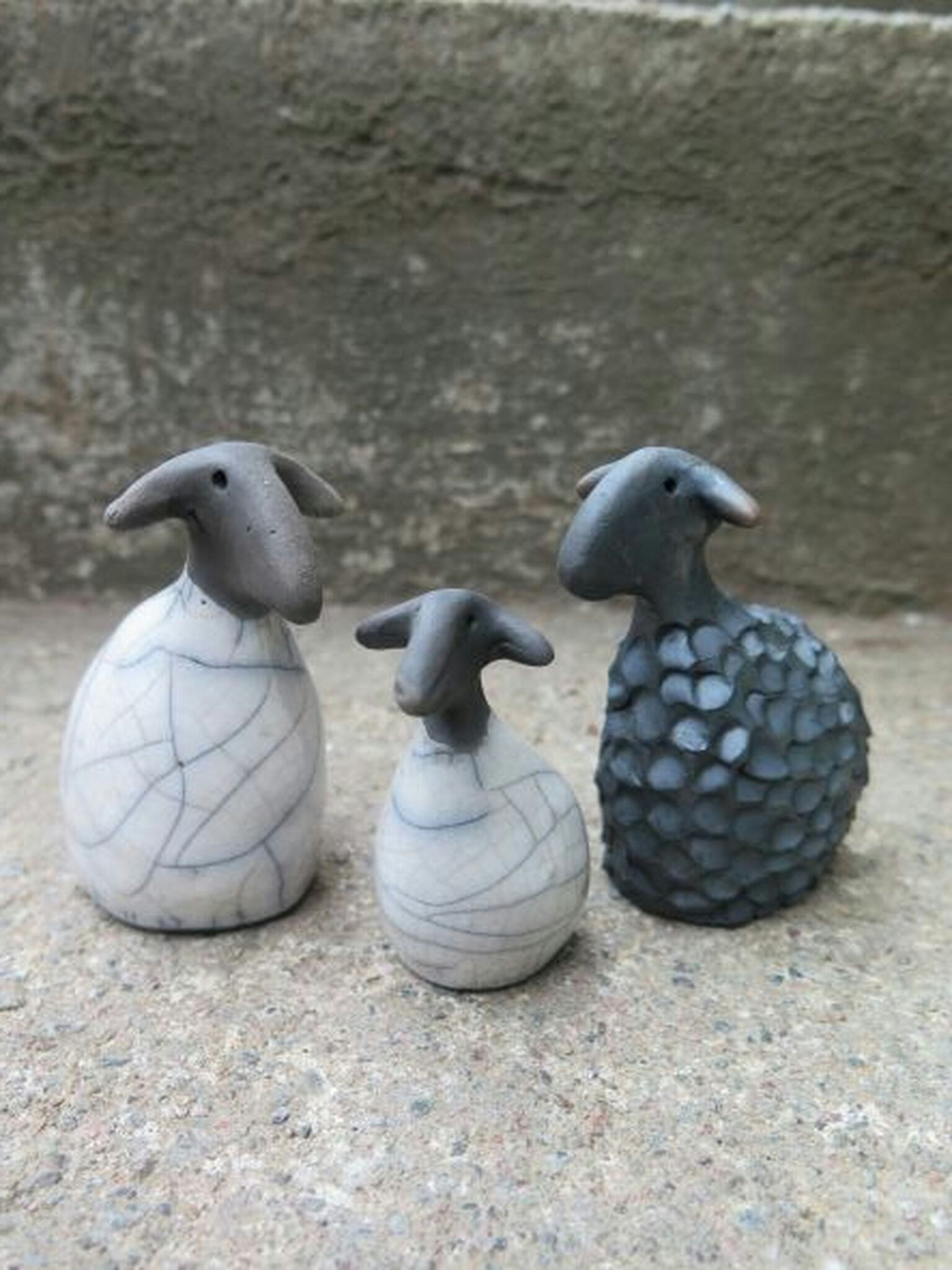 Keramikfår, raku, rakufår, handknådade, fårfamilj, keramik, hantverk, design