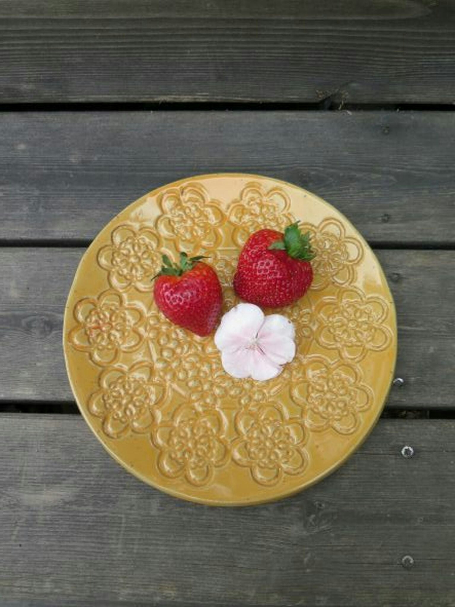 Gult fat med blommor