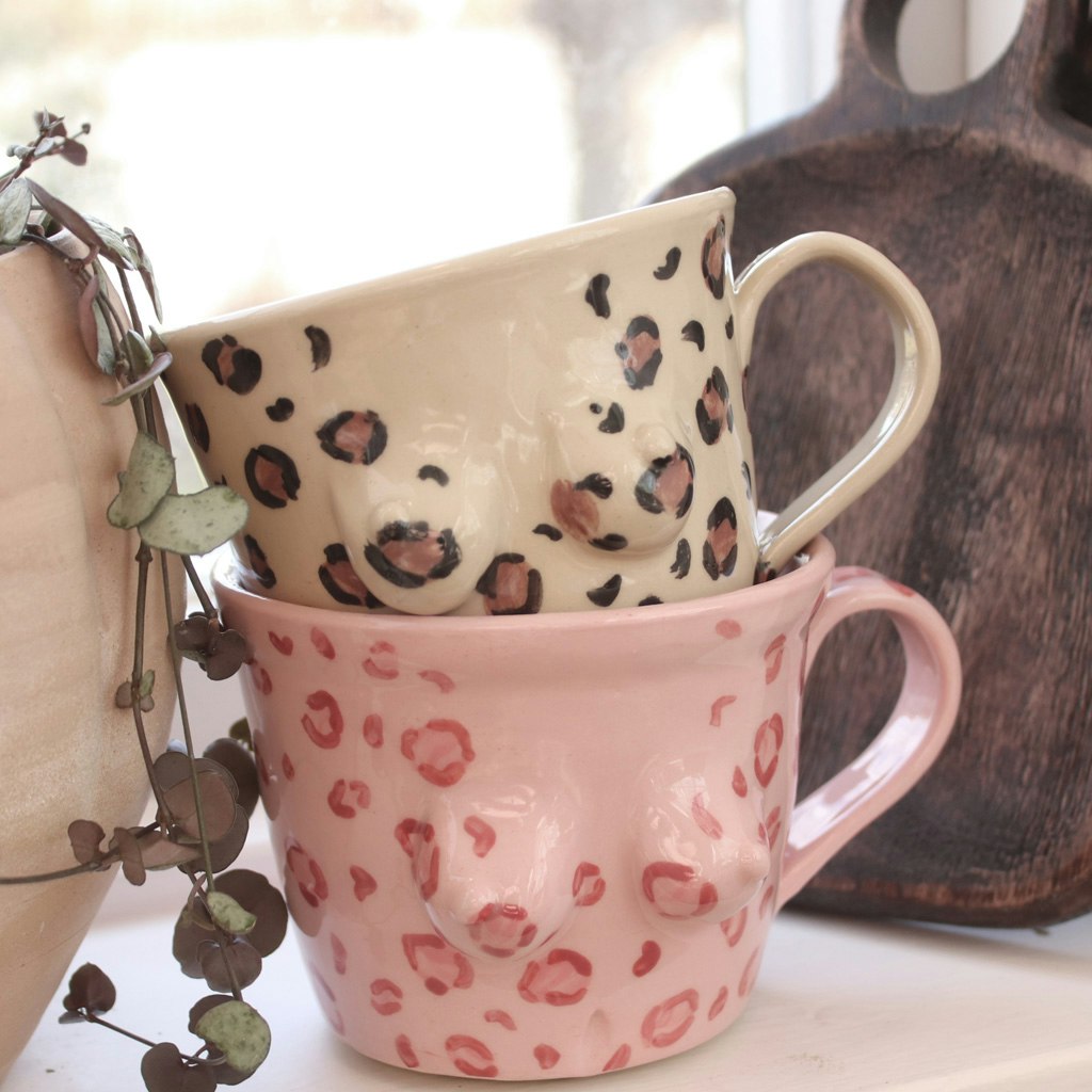 Bröstkoppen, leopardmönstrad natur och rosa