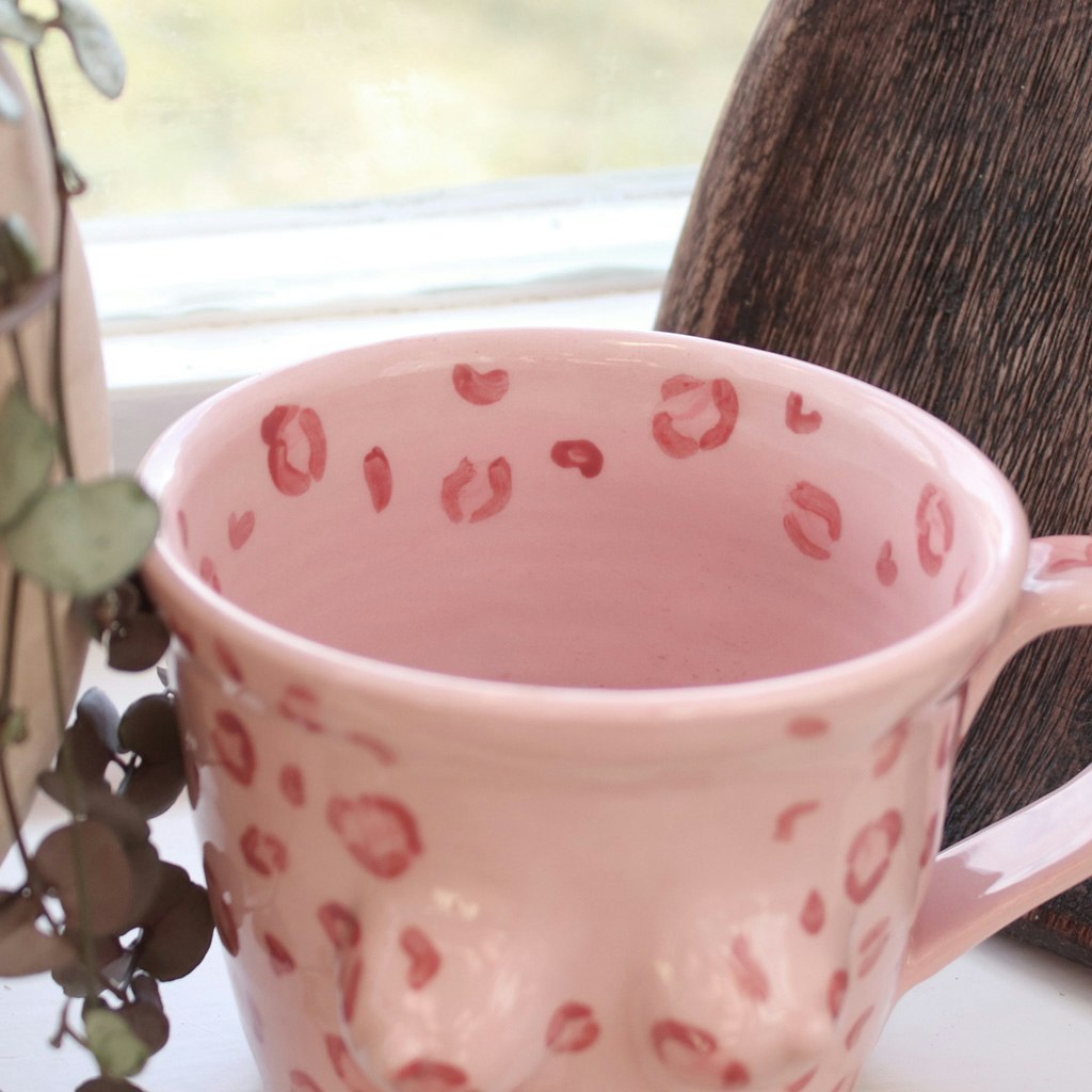 Bröstkoppen, leopardmönstrad natur och rosa