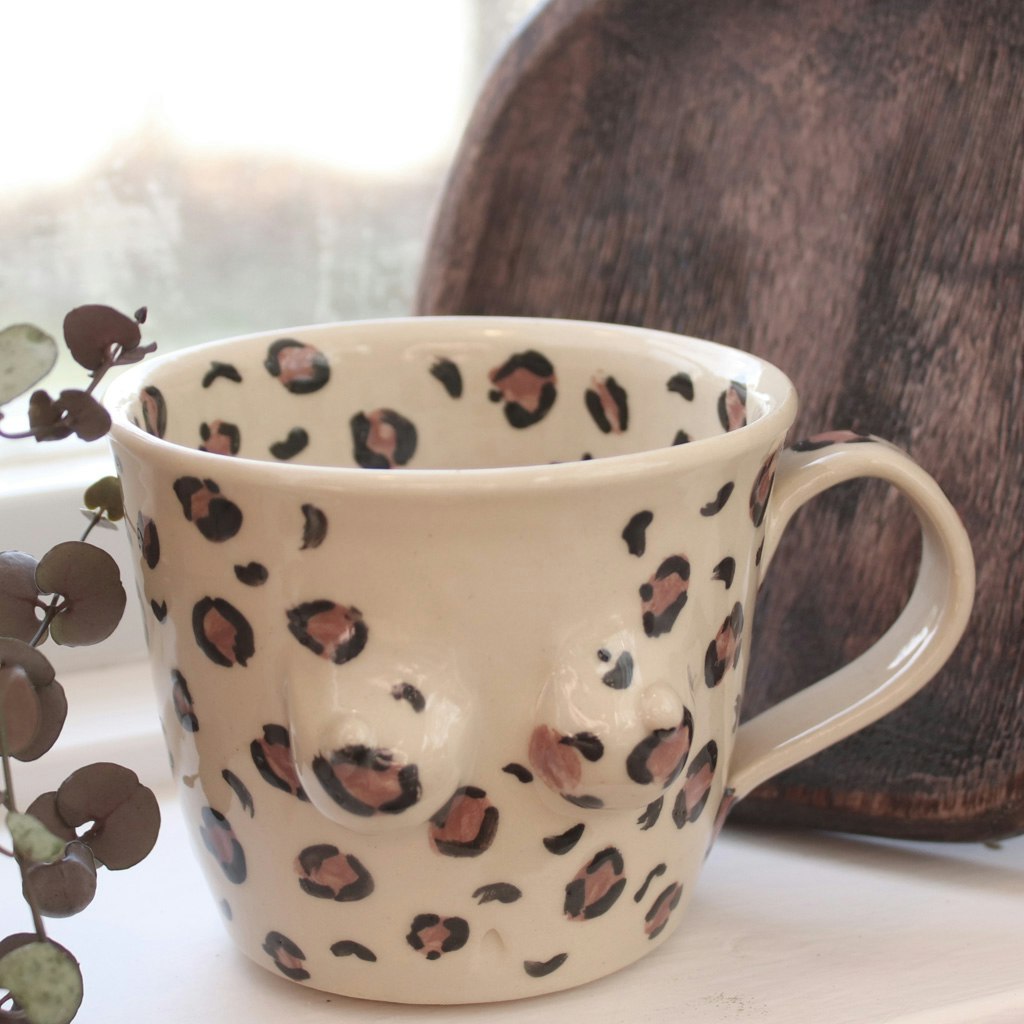 Bröstkoppen, leopardmönstrad natur och rosa