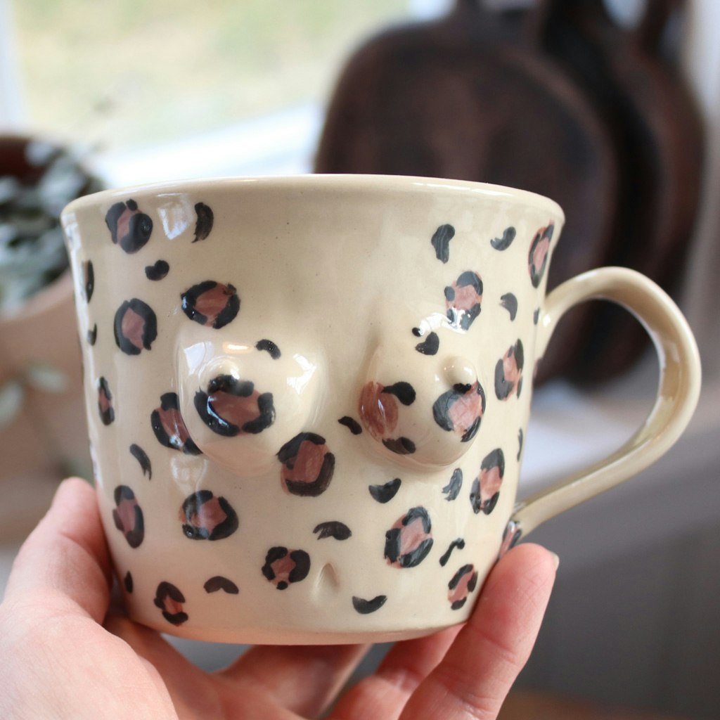 Bröstkoppen, leopardmönstrad natur och rosa