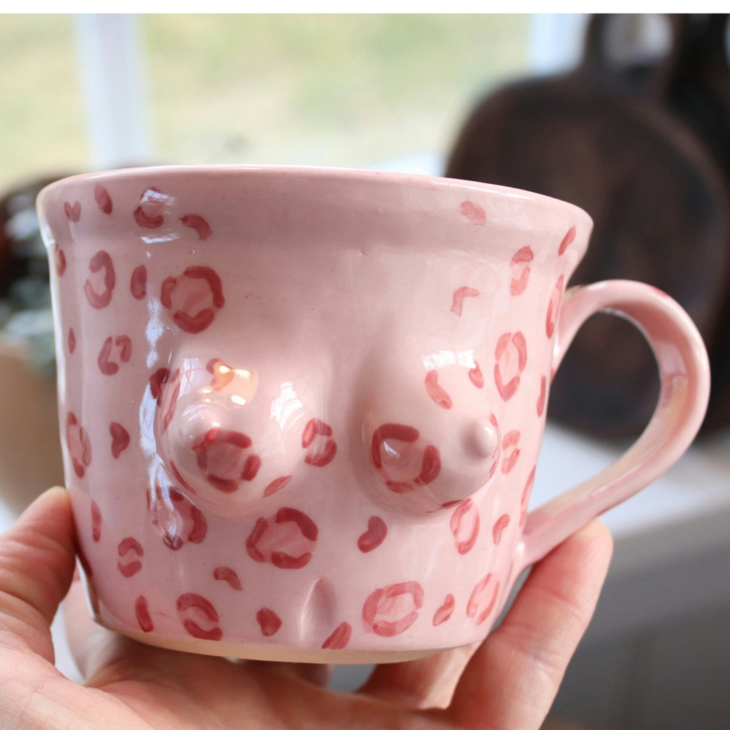 Bröstkoppen, leopardmönstrad natur och rosa
