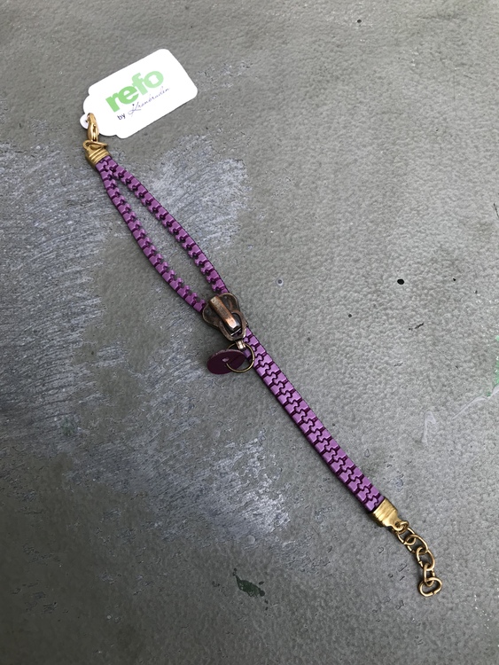 Armband av återvunnet lila blixtlås