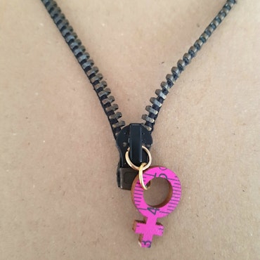 Halsband blixtlås - grå/svart med rosa feministsymbol