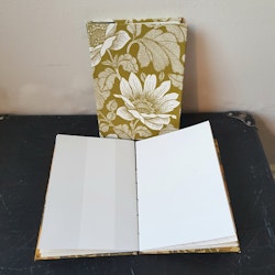 Anteckningsbok, handbunden av återvunna tapeter - vitblommig