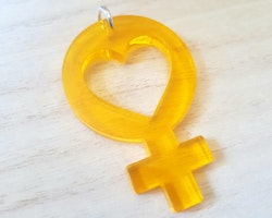 Plexihänge feminist - gul med hjärta