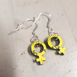 Örhängen/ Earrings feminist small- gul/vita