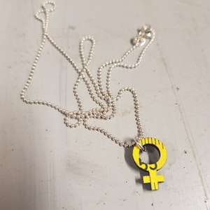 Necklace Feminist small gul/vit