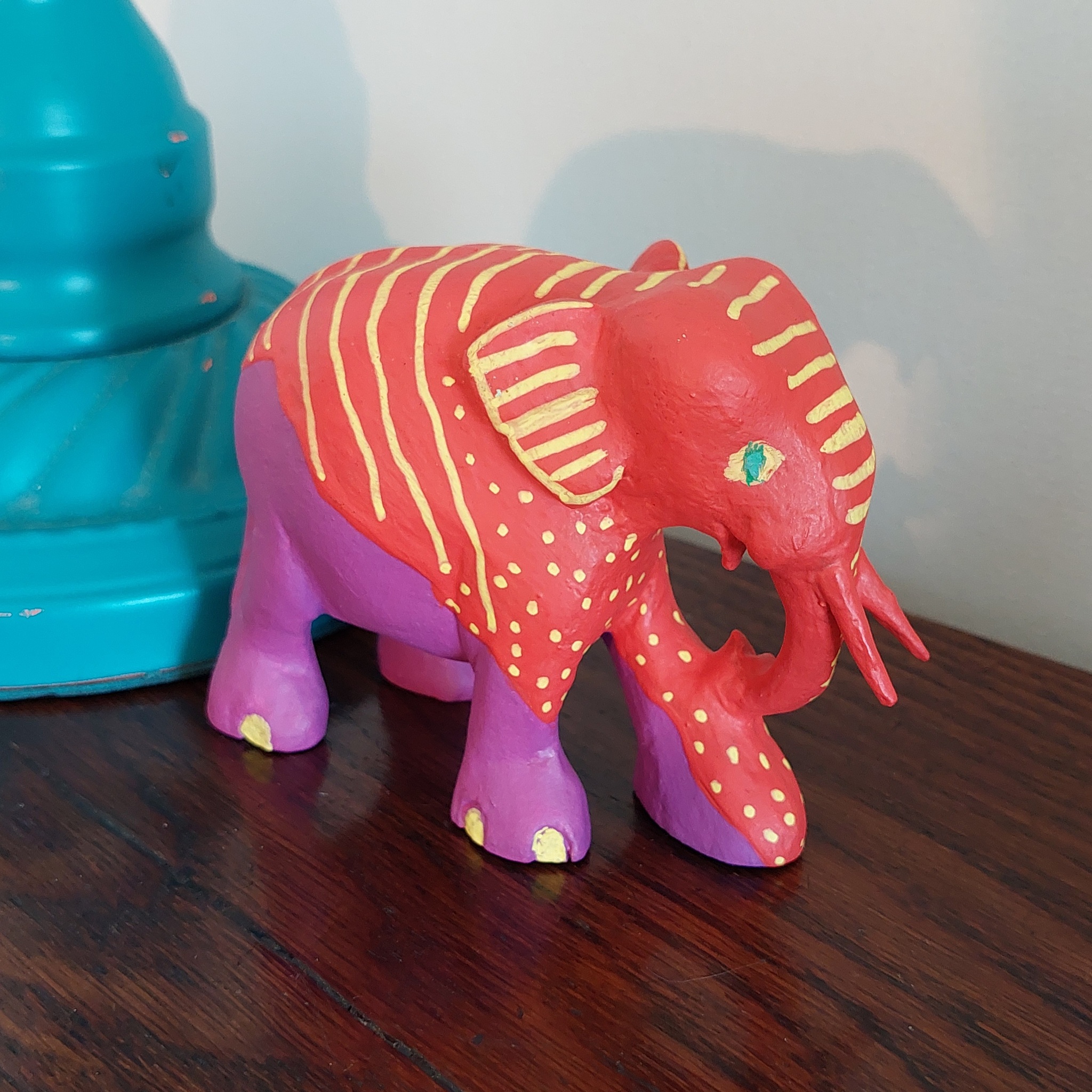 VARELSE - Röd/lila elefant