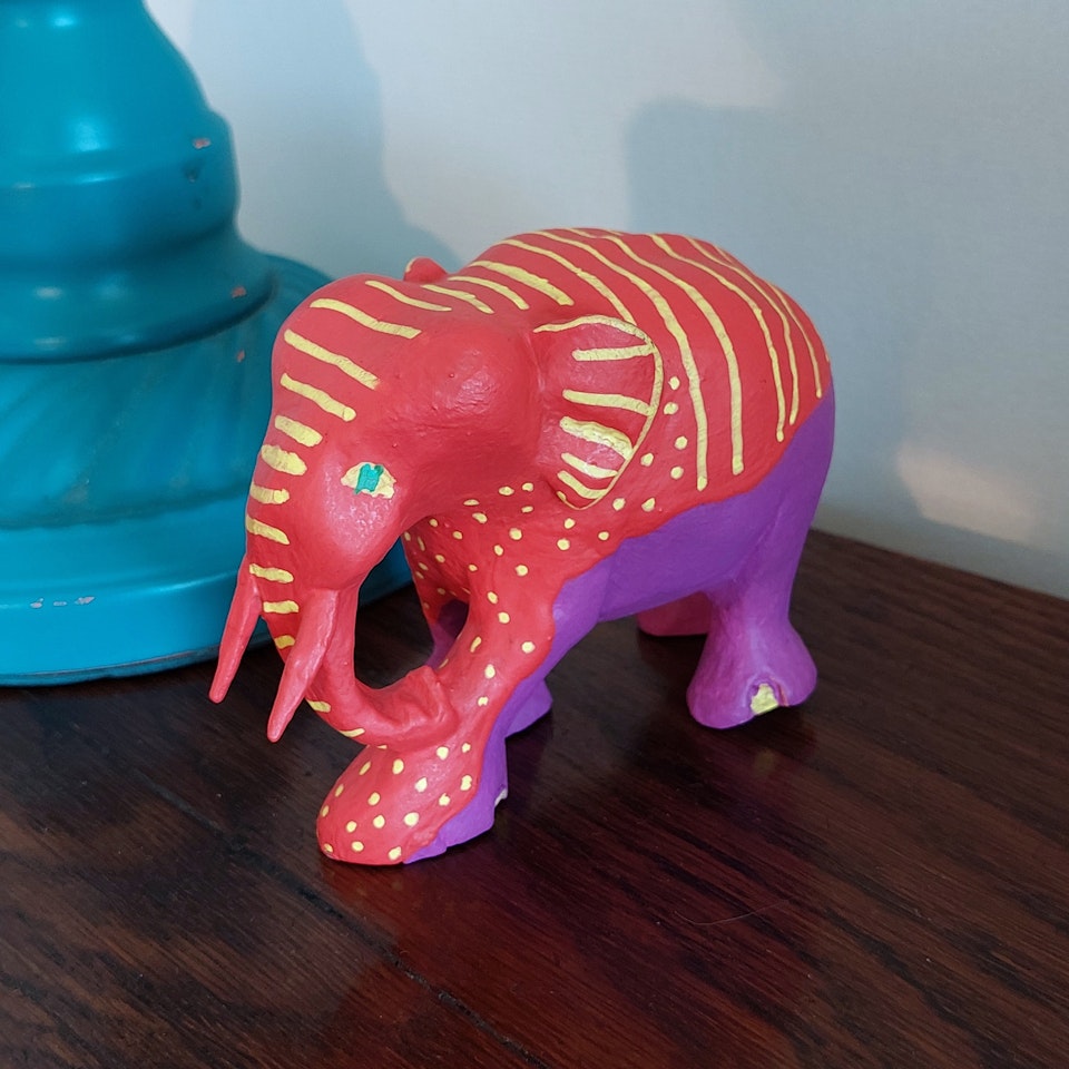 VARELSE - Röd/lila elefant