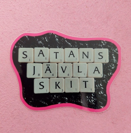 Klistermärke - SATANS JÄVLA SKIT (röd kant)