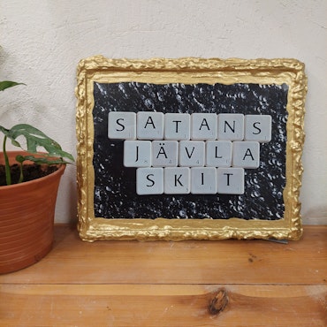 TAVLA med print - Satans jävla skit (guld)