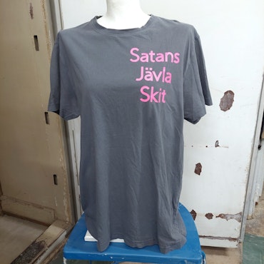 T-SHIRT MED TRYCK - Satans jävla skit