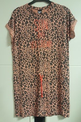 Leopard klänning i orange Fly från Kids Up.
