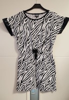Zebra-klänning Mile från D-XEL.