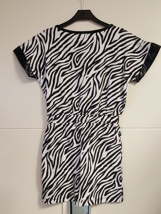 Zebra-klänning Mile från D-XEL.