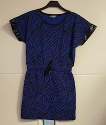 Zebramönstrad klänning Mile från D-XEL.