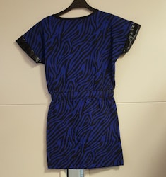 Zebramönstrad klänning Mile från D-XEL.