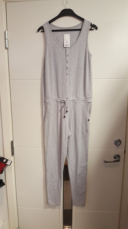 Grå jumpsuit från Say so