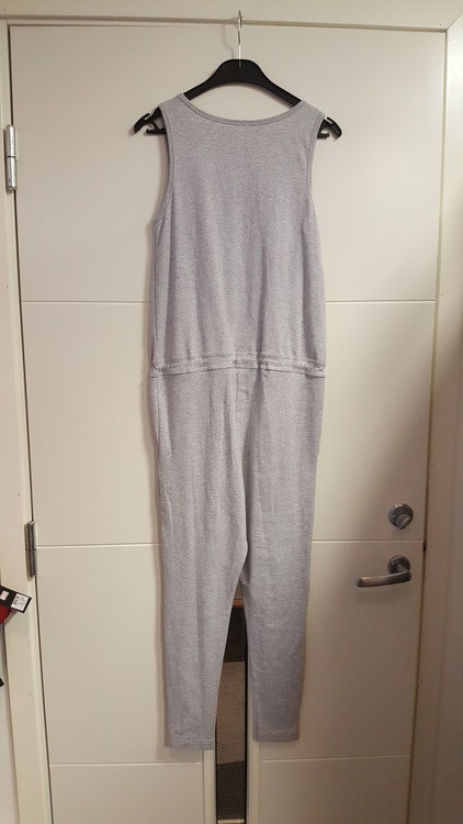 Grå jumpsuit från Say so