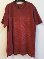 Mörkröd t-shirt Lui-24 från Next Level.
