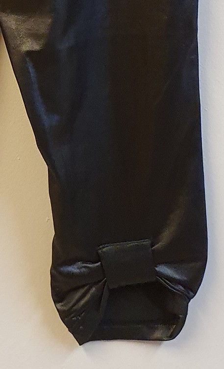 Svarta glansiga capri-leggings Viby-66 från D-XEL-