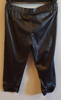 Svarta glansiga capri-leggings Viby-66 från D-XEL.