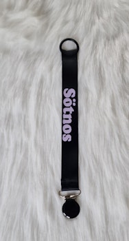 Sötnos Lila, svart clips