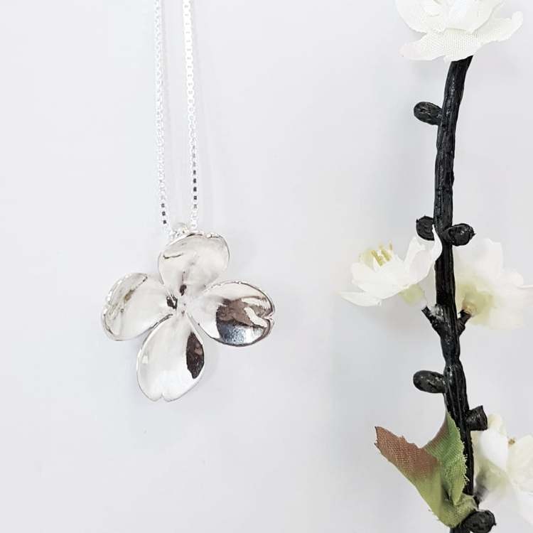 Halsband Flower-KRAAM